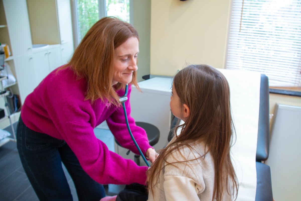 Consultation pédiatrique bienveillante avec parent et enfant à Namur